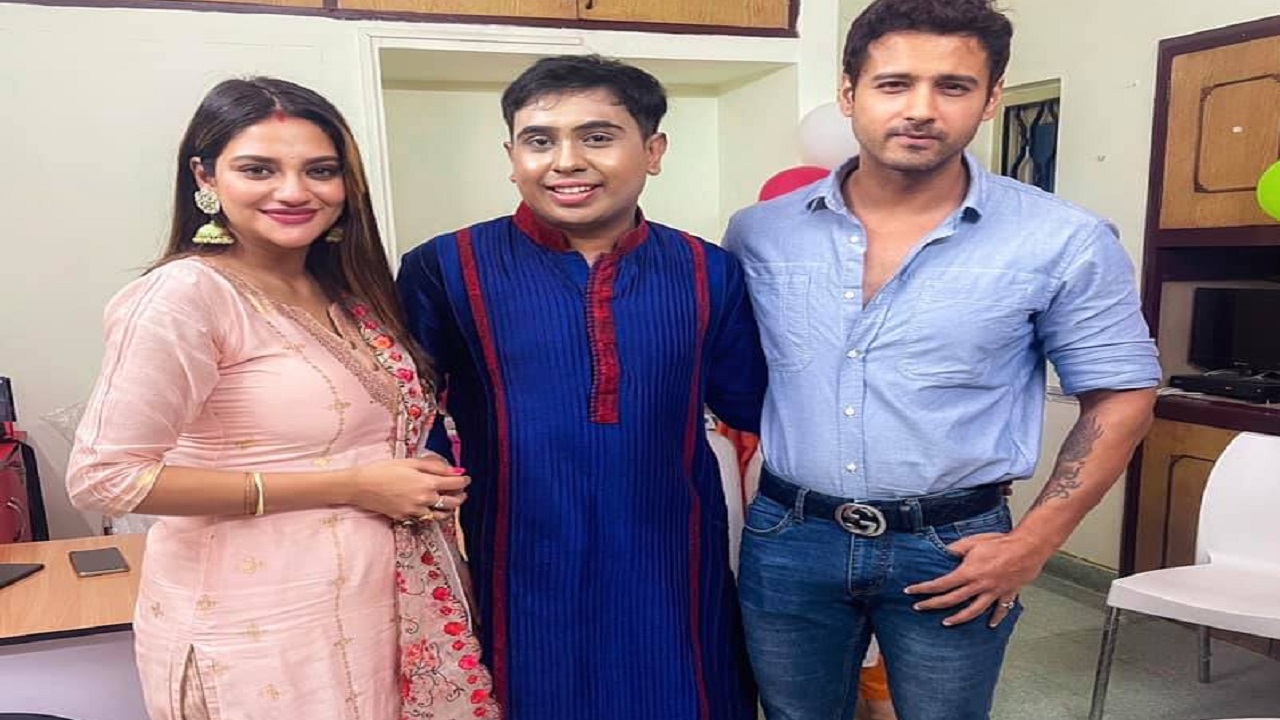 সতীন নিয়ে সংসার করতে রাজি যশের নতুন ‘স্ত্রী’! (ভিডিও) সতীন নিয়ে সংসার করতে রাজি যশের নতুন ‘স্ত্রী’!