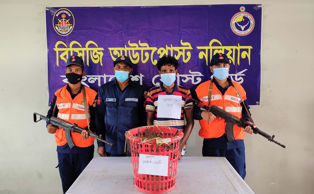 বিরল প্রজাতির দু’টি তক্ষকসহ খুলনায় আটক ১