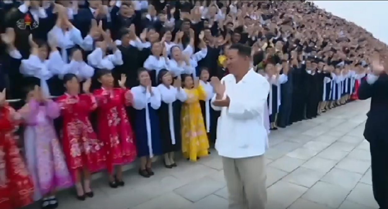 জনসম্মুখে এলো কিম জং উনের ভিন্ন রূপ