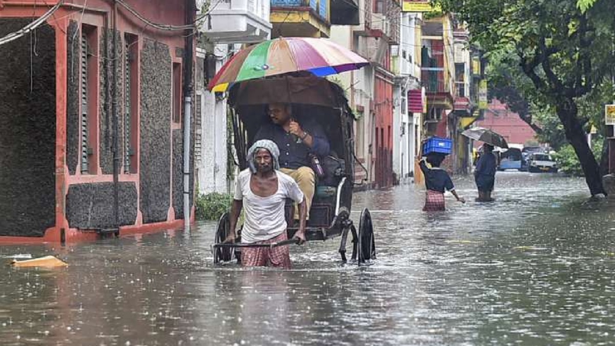 টানা বৃষ্টি আর বন্যায় বিপর্যস্ত পশ্চিমবঙ্গ