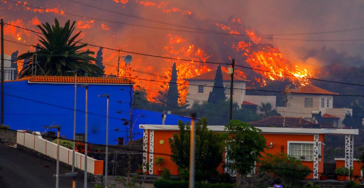 কয়েক হাজার টন লাভার নিচে ক্রমশ চাপা পড়ছে লা পামা দ্বীপ