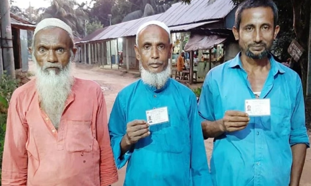 নিজেকে জীবিত প্রমাণ করতে ঘুরছেন তারা