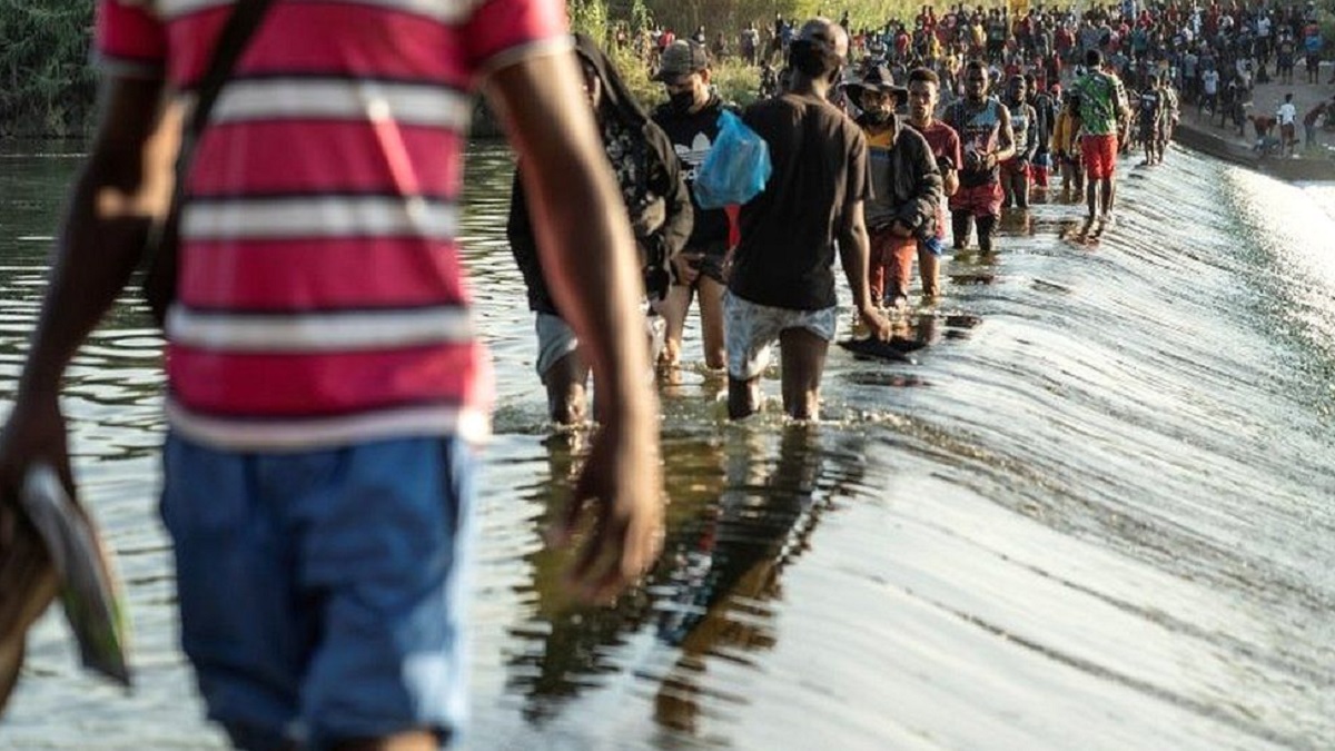 যুক্তরাষ্ট্র সীমান্ত থেকে অভিবাসনপ্রার্থীদের সরিয়ে আনছে মেক্সিকো