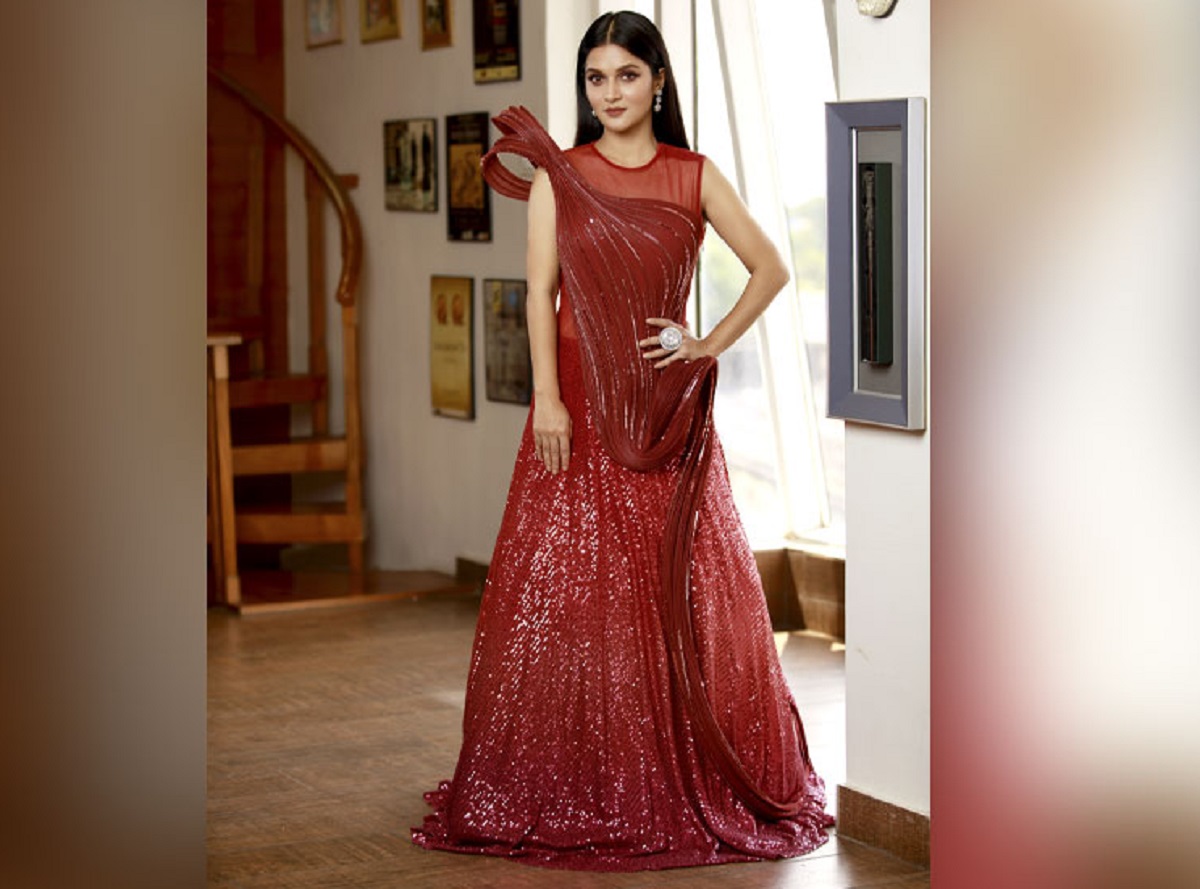 পূজায় নতুন সাজে মিথিলা, পোশাক দেখে সৃজিত বললেন, ‘হাওড়া ব্রিজ’!