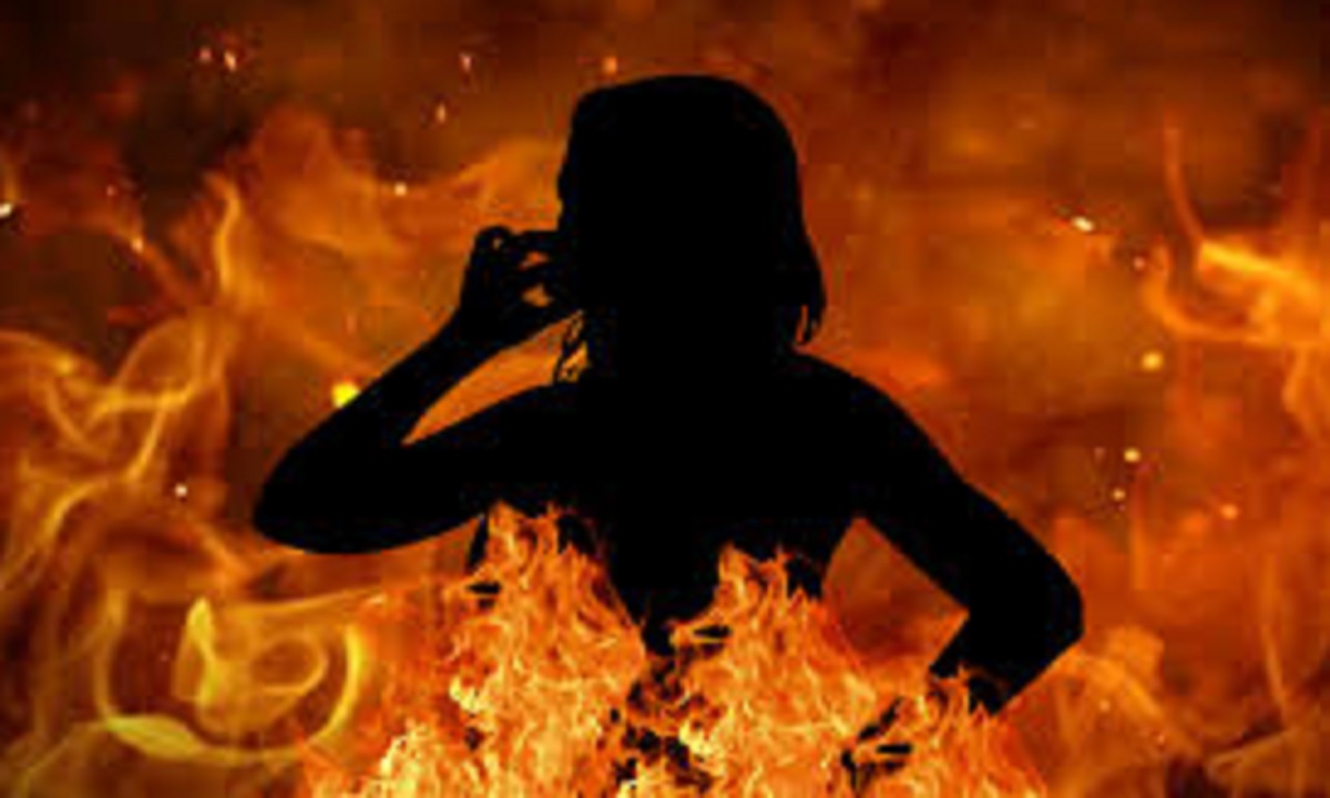 মোবাইল আসক্তি; মায়ের বকা খেয়ে গায়ে আগুন লাগিয়ে আত্মহত্যা স্কুলছাত্রীর