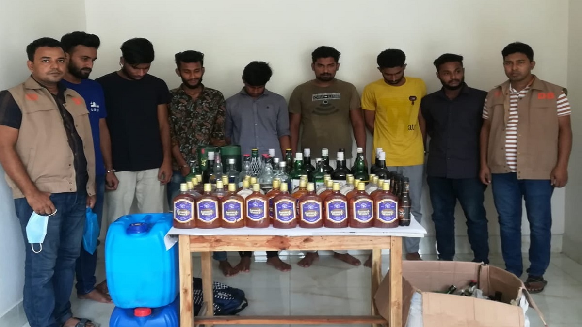 নকল বিদেশি মদের কারখানার সন্ধান! ৩ ছাত্রলীগ নেতাসহ আটক ৯