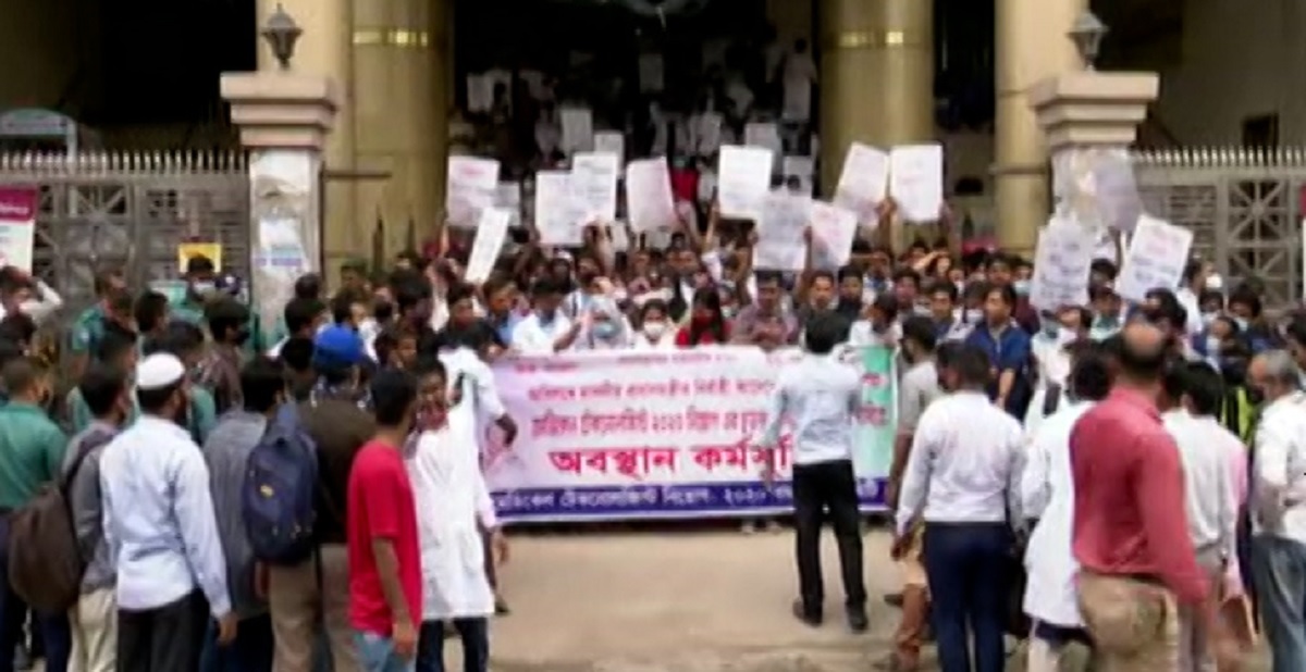 চূড়ান্ত ফল প্রকাশের দাবিতে মেডিকেল টেকনোলজিস্টদের বিক্ষোভ