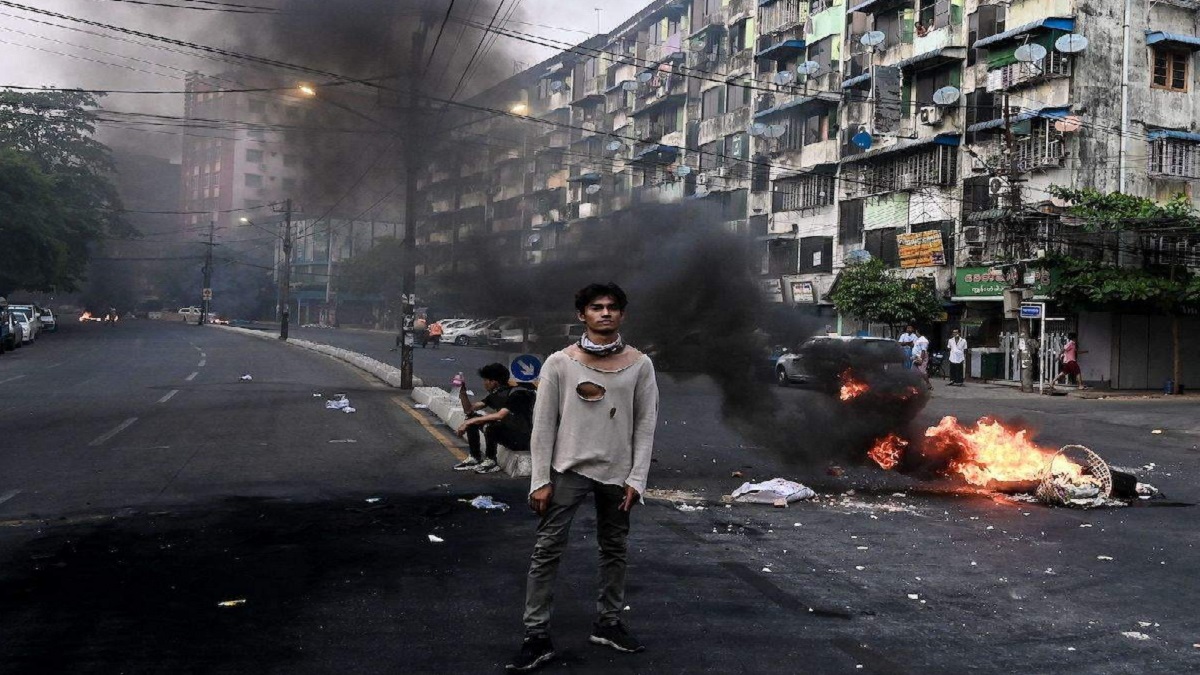 আবারও রণক্ষেত্র মিয়ানমার, বিমান হামলা চালাচ্ছে সেনাবাহিনী