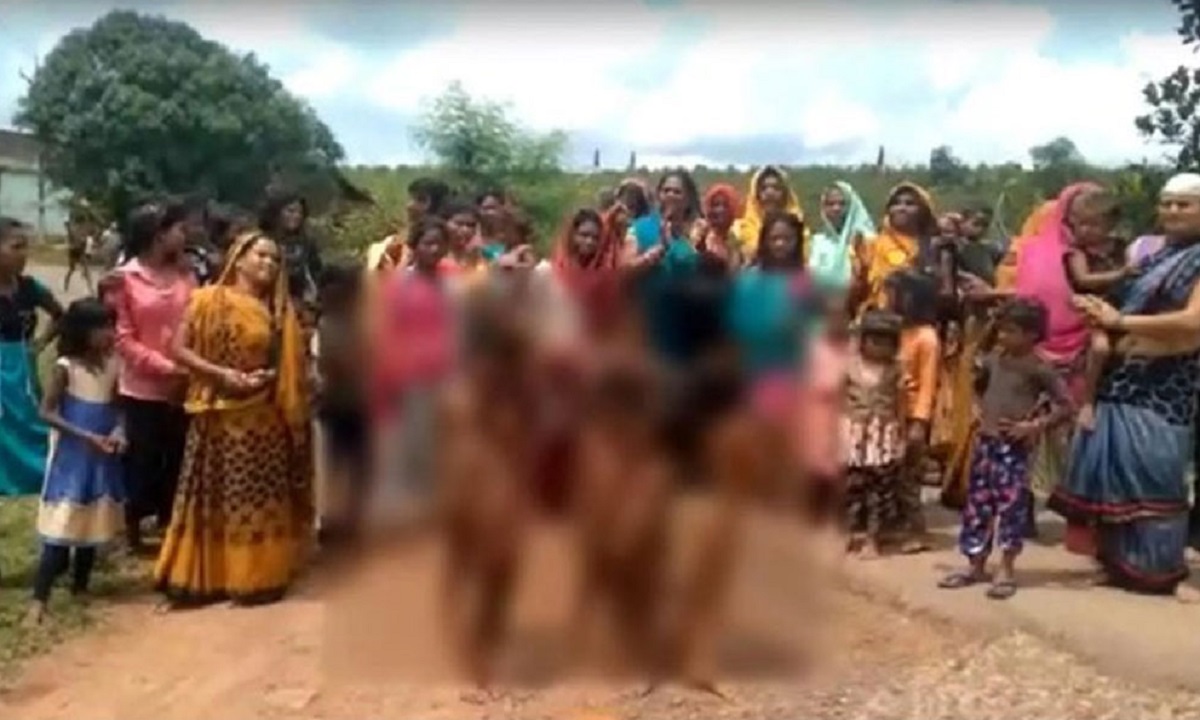 বৃষ্টির দেবতাকে সন্তুষ্ট করতে কিশোরীদের নগ্ন করে ঘোরালো গ্রামবাসী