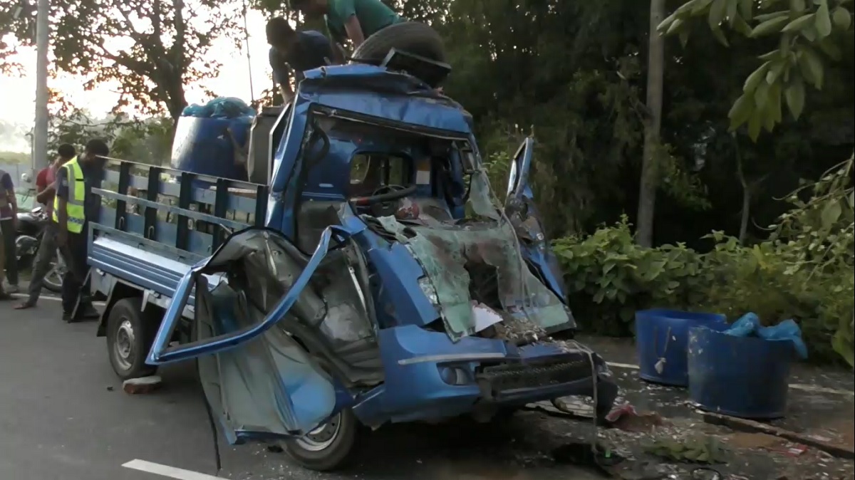 নেত্রকোণায় ট্রাক-পিকআপ সংঘর্ষ, নিহত ৩