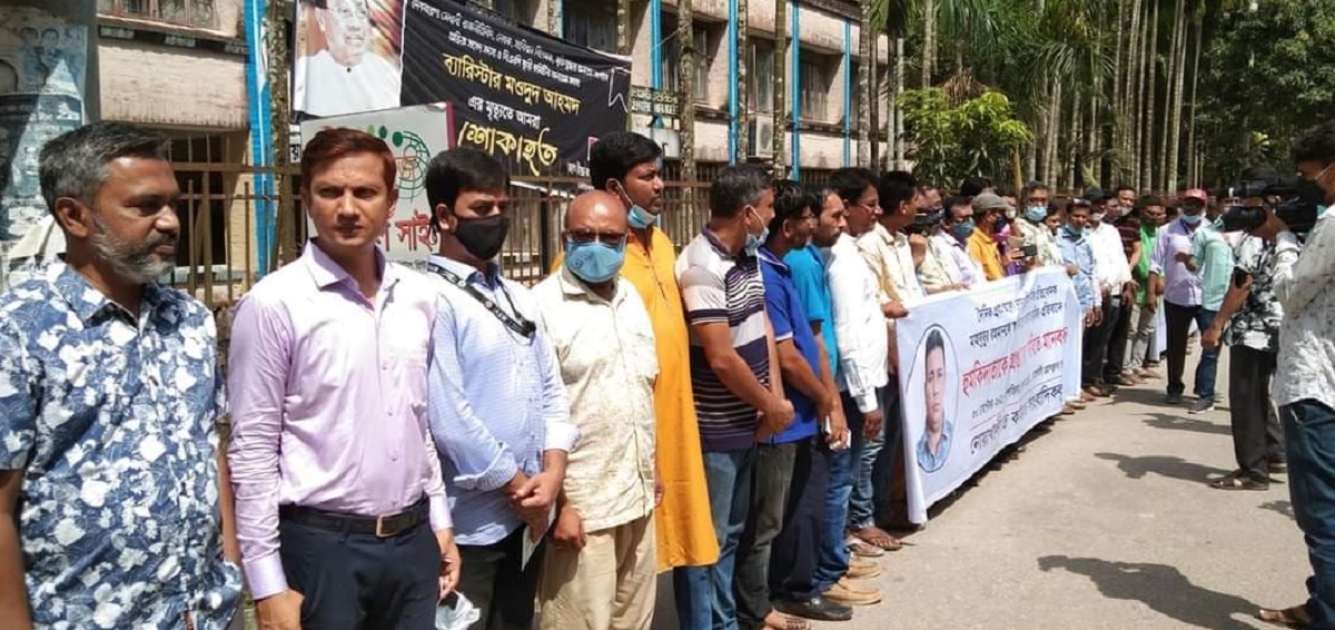 সাংবাদিককে হত্যার হুমকির প্রতিবাদে নোয়াখালীতে মানববন্ধন