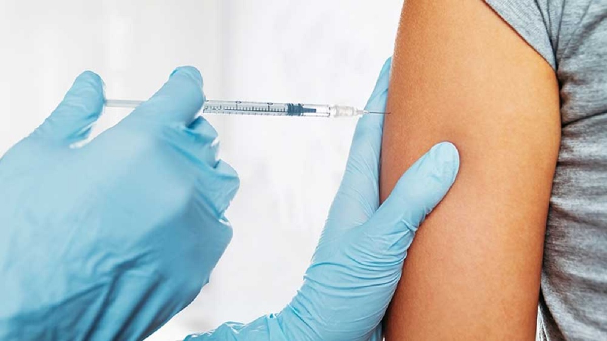 স্বামীর অনুমতি না নিয়ে স্ত্রীকে টিকা, নার্সকে মারধর!