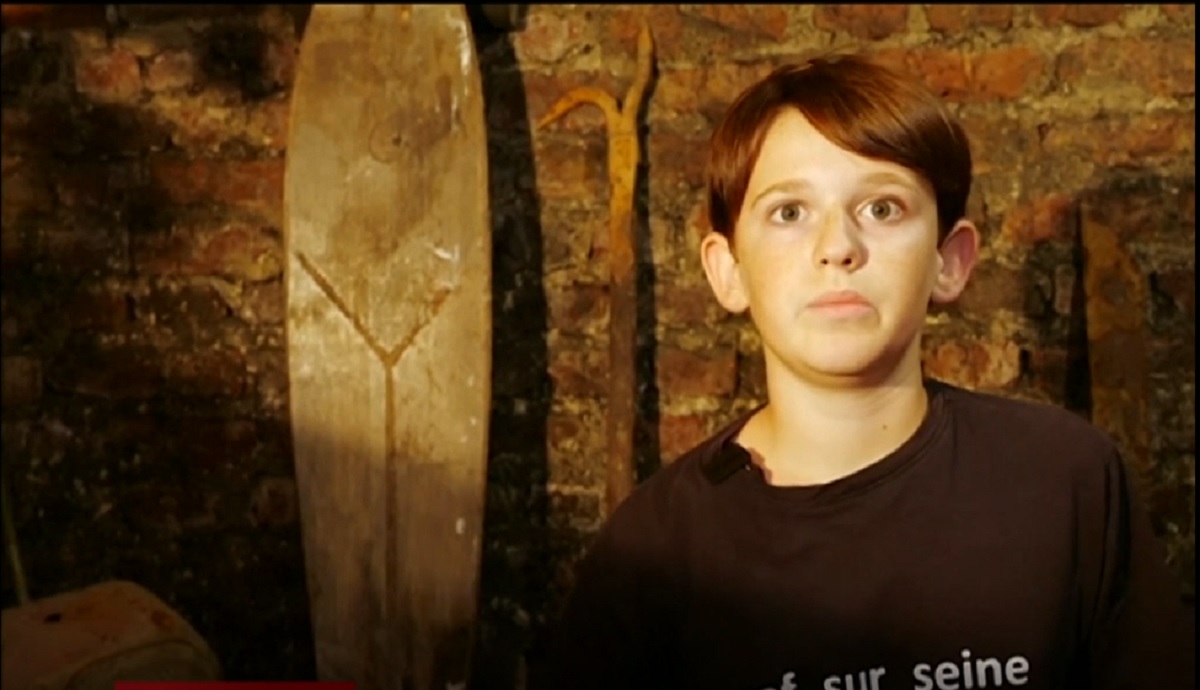 চুম্বক দিয়ে নদীর তলদেশ পরিষ্কার করছে ১১ বছর বয়সী পরিবেশকর্মী