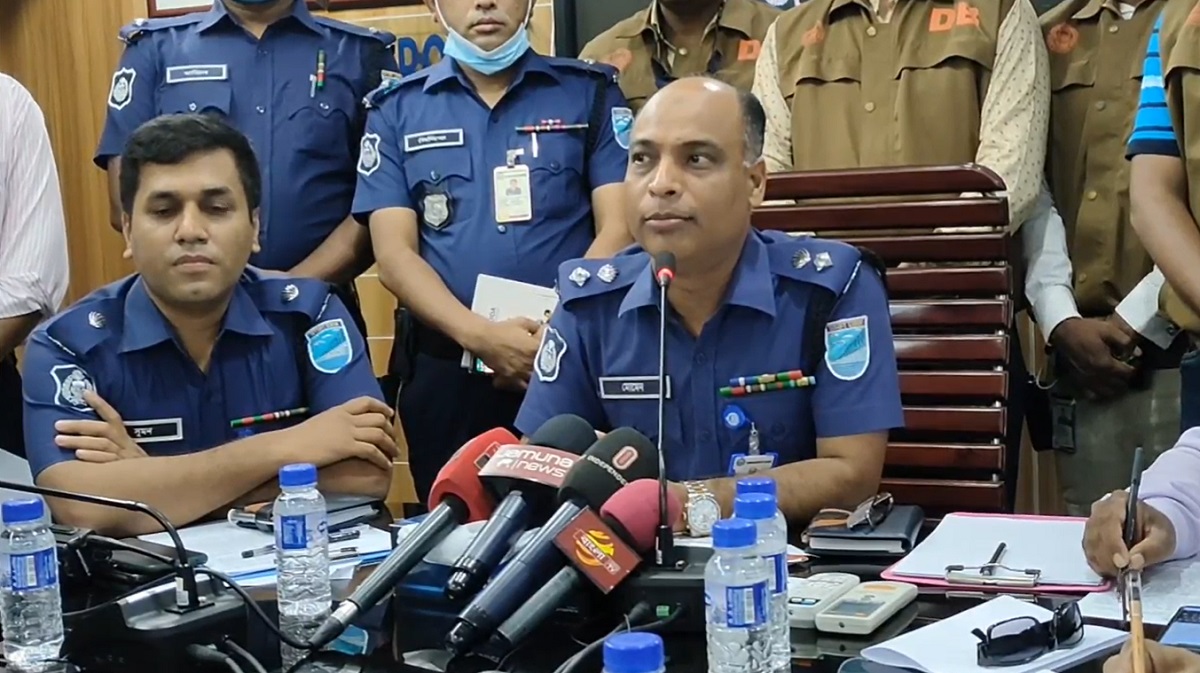 স্বর্ণের দোকানে ডাকাতির ঘটনায় ৮ ডাকাত সদস্য গ্রেফতার