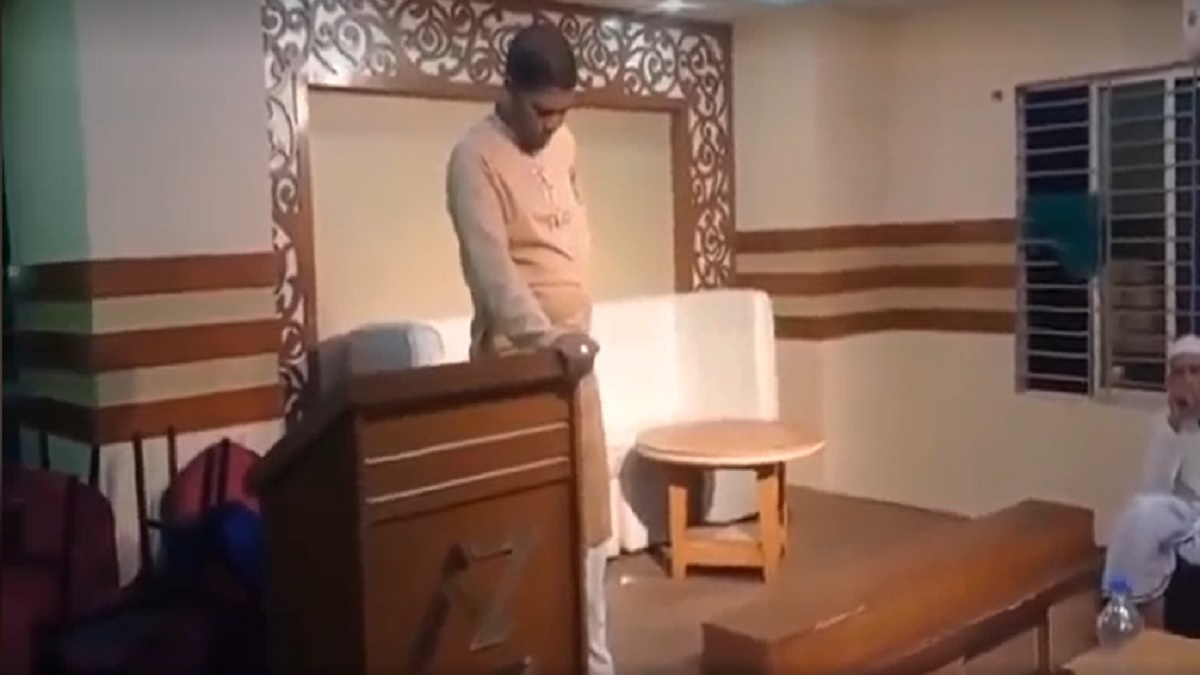 বক্তব্য রাখার সময় মঞ্চেই ঢলে পড়লেন মৃত্যুর কোলে