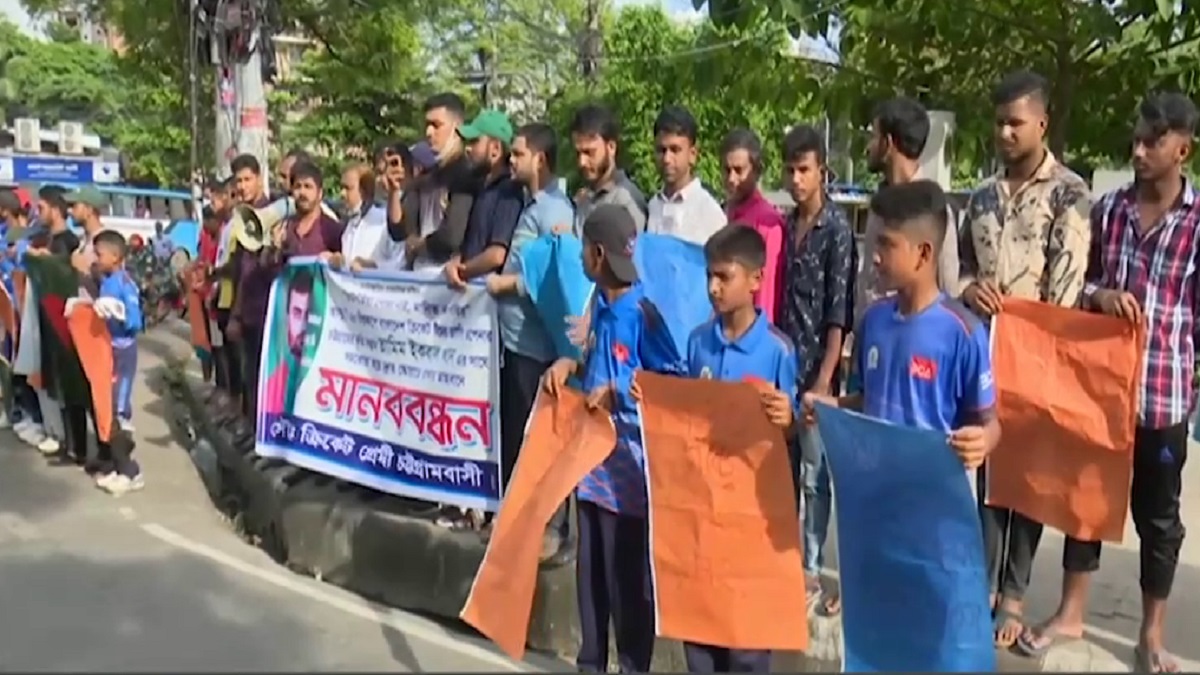 বিশ্বকাপে তামিমকে না রাখার প্রতিবাদে মানববন্ধন ও বিক্ষোভ