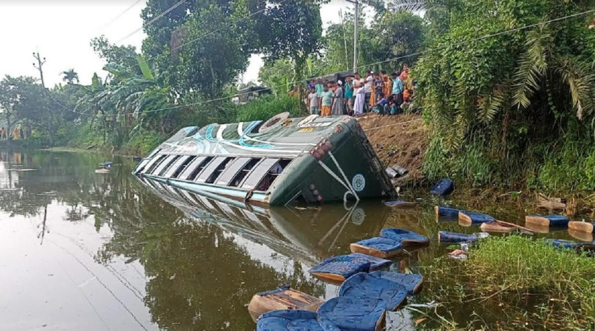 ঘুমিয়ে পড়েছিলেন চালক, যাত্রীসহ বাস গিয়ে পড়লো খাদে