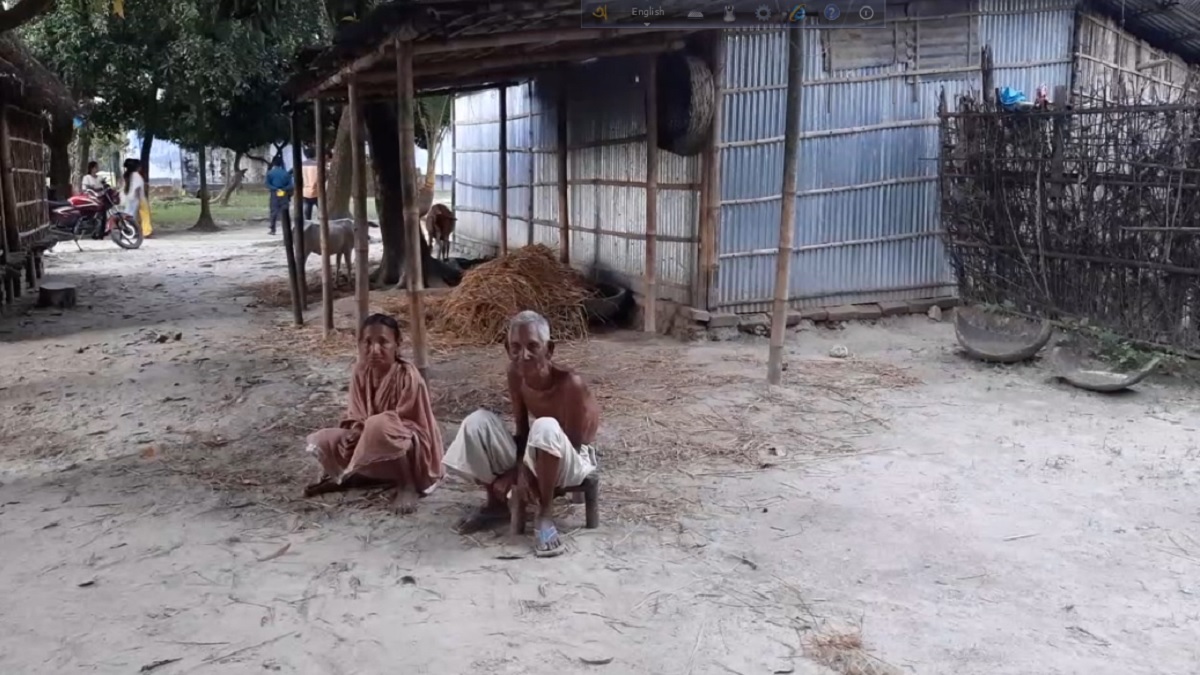 সন্তানকে লিখে দিয়েছেন কোটি টাকার সম্পদ, তবুও মা-বাবার ঠাঁই গোয়াল ঘরে