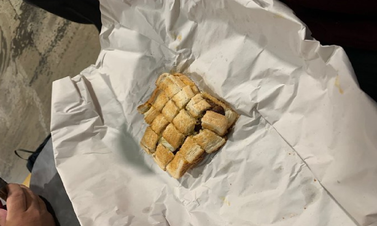 খুচরা পয়সা দিয়েছে ক্রেতা, দোকানদার পাঠালো টুকরো টুকরো খাবার!