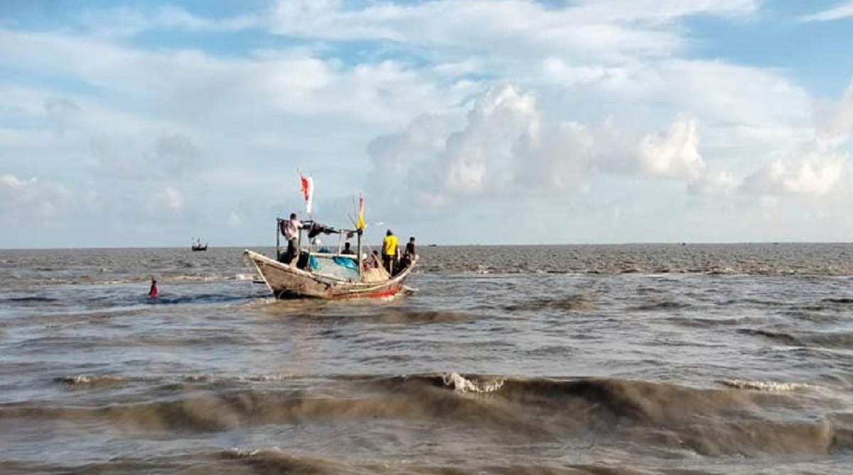 হাতিয়ায় মাছ ধরার ট্রলার ডুবিতে নিহত ১, নৌযান চলাচল বন্ধ