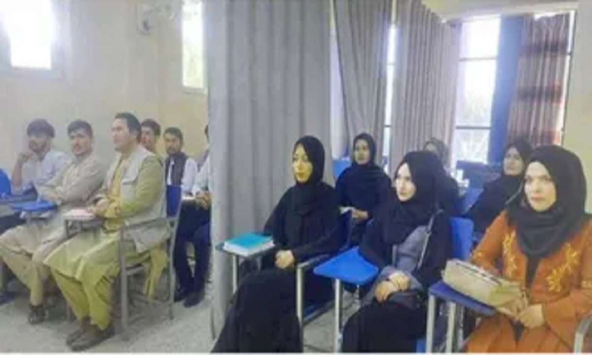 আফগানিস্তানে ক্লাসে পর্দা টানিয়ে আলাদা বসছে ছাত্র-ছাত্রীরা