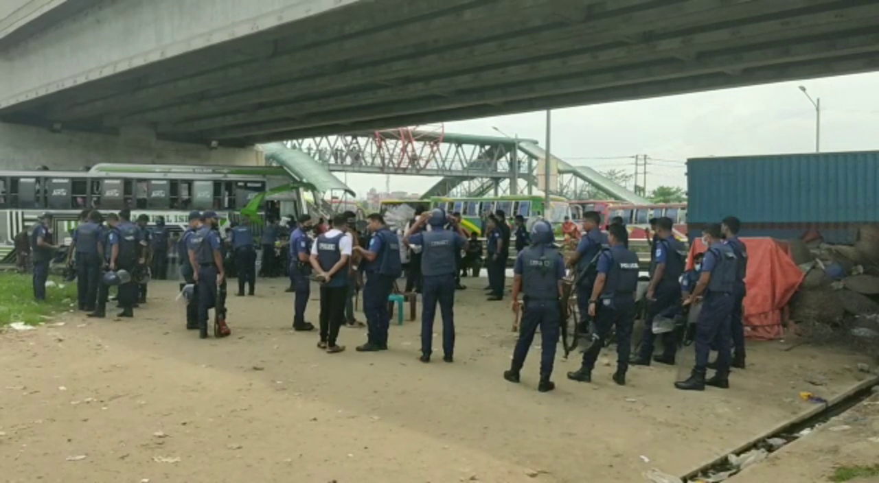 নারায়ণগঞ্জে শ্রমিকদের বিক্ষোভে পুলিশের রাবার বুলেট নিক্ষেপ