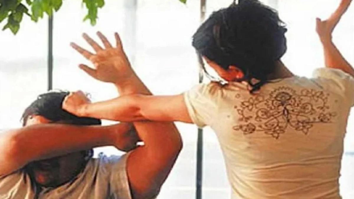 হোয়াটসঅ্যাপ চ্যাটে বাধা দেয়ায় ঘুষি মেরে স্বামীর দাঁত ভেঙে দিয়েছেন স্ত্রী!