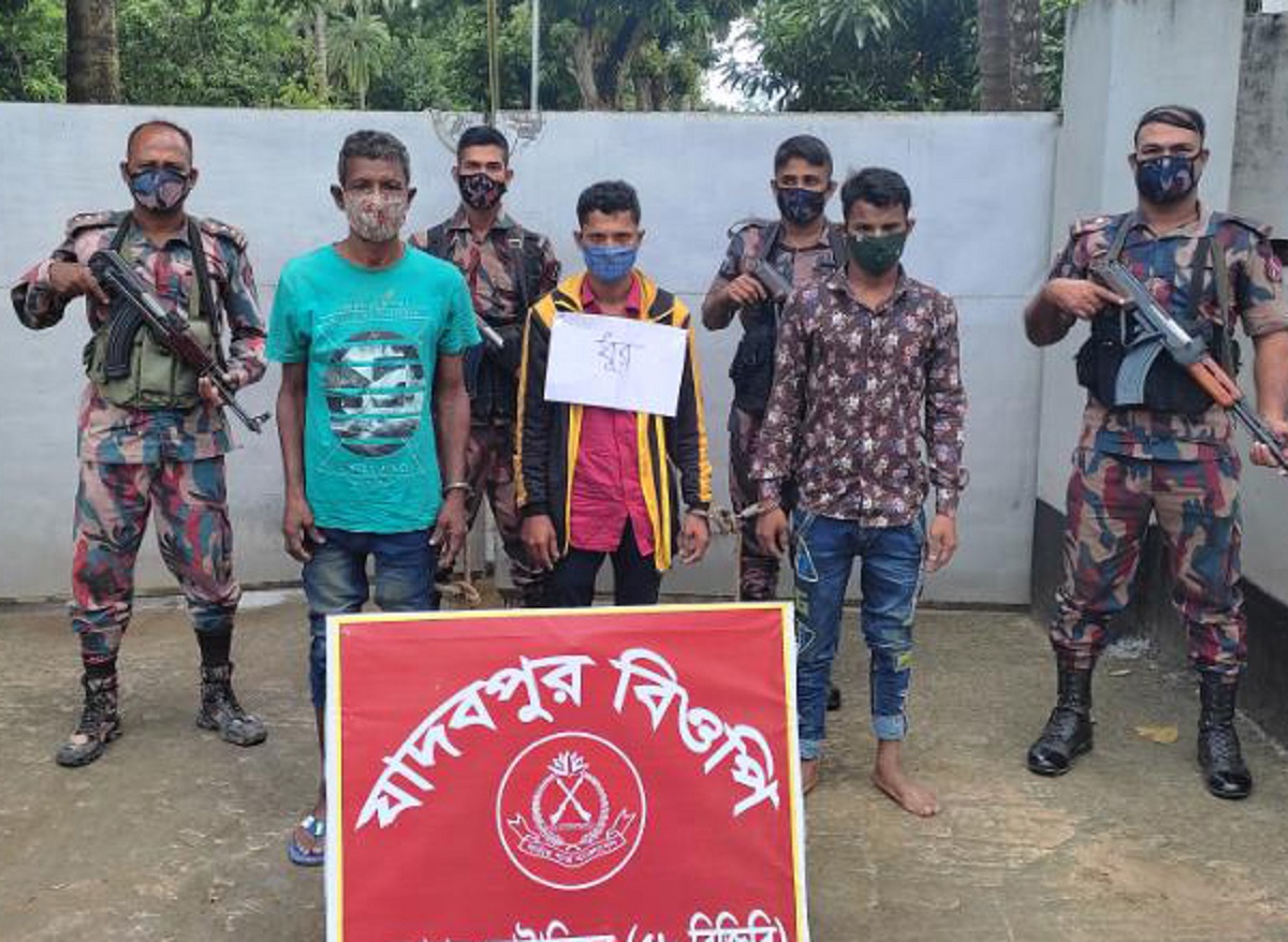 ভারত থেকে অবৈধভাবে বাংলাদেশে প্রবেশকালে আটক ৩