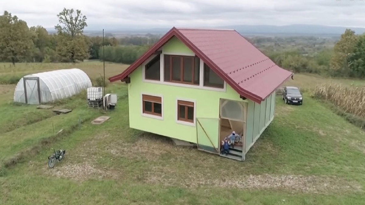 ৩৬০ ডিগ্রি ঘুরবে এই বাড়ি, স্ত্রীকে উপহার দিলেন ৭২ বছরের স্বামী