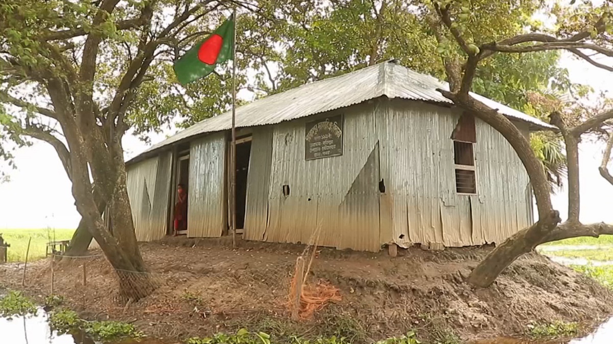 চলনবিলের মাঝখানে ফুটো চালার যে দ্বীপস্কুল
