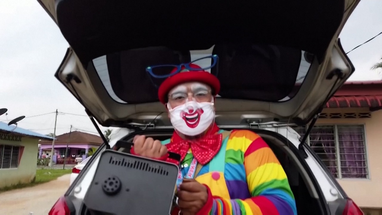 করোনায় পেশা হারিয়ে ‘ফগিং ক্লাউন’ হলেন সাহারুল মানুষকে আনন্দ দিতে ফগিং ক্লাউন সেজে বাড়ি বাড়ি করেন জীবাণুনাশক স্প্রে