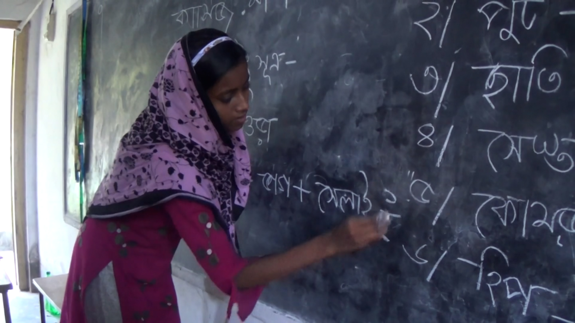 যে চা শ্রমিক একাই গড়ে তুলেছেন পাঠাগার ও সেলাই প্রশিক্ষণ কেন্দ্র