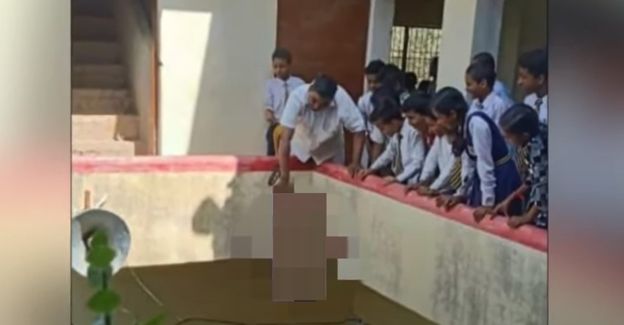 ছাত্রকে উল্টো করে ঝুলিয়ে শাস্তি দেয়ায় গ্রেফতার প্রধান শিক্ষক