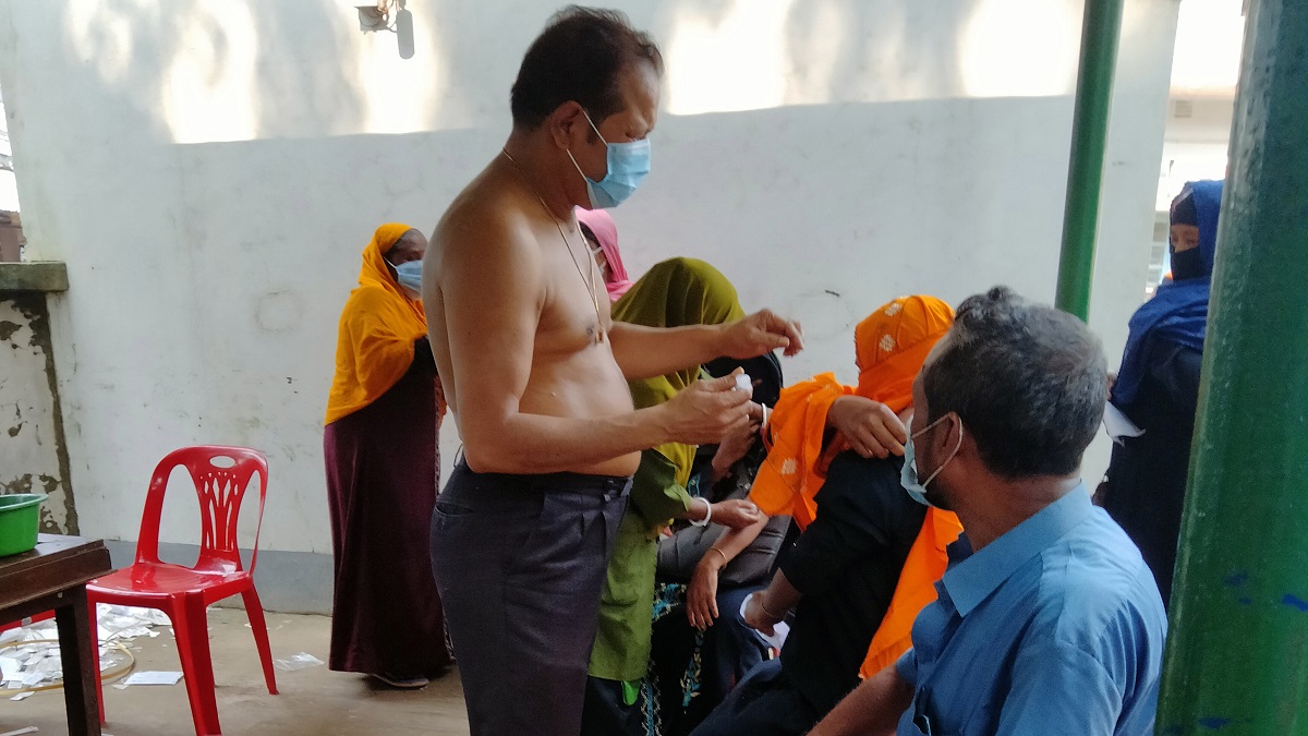 খালি গায়ে দেন করোনার টিকা, করেন ধুমপান; অস্বস্তিতে নারীরা (ভিডিও)