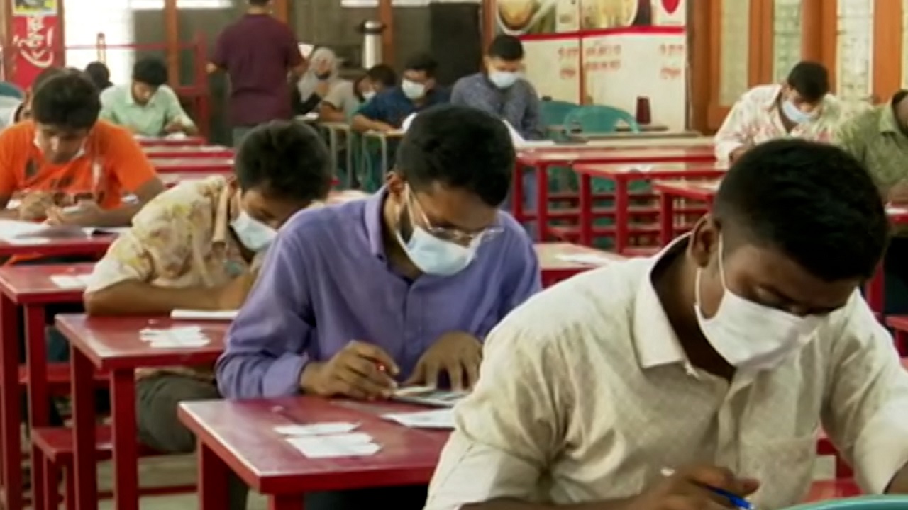 একদিনেই ১৪ পরীক্ষা! চরম ভোগান্তিতে চাকরি প্রার্থীরা একদিনেই ১৪ পরীক্ষা! চরম ভোগান্তিতে চাকরি প্রার্থীরা