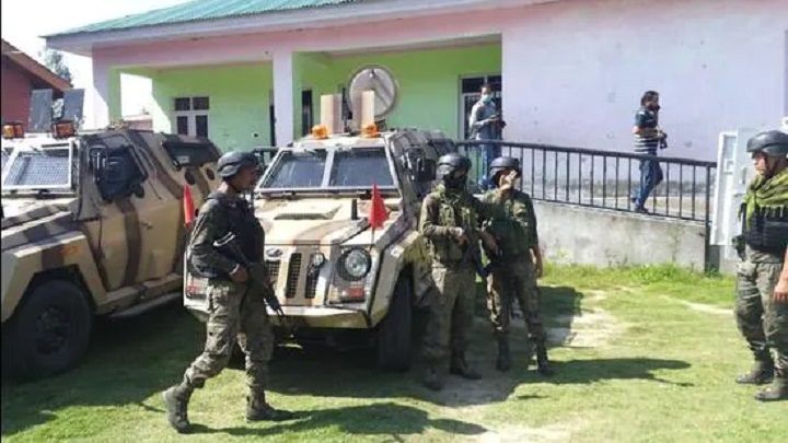 কাশ্মিরে স্কুলে সন্ত্রাসী হামলায় অধ্যক্ষসহ দুই শিক্ষক নিহত কাশ্মিরে স্কুলে সন্ত্রাসী হামলায় অধ্যক্ষসহ দুই শিক্ষক নিহত