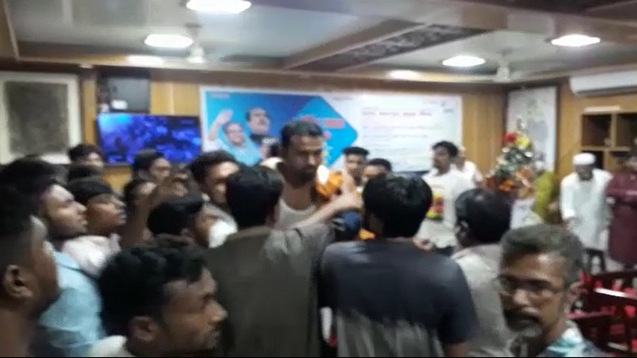 কুড়িগ্রামে ছাত্রলীগের দুই পক্ষের সংঘর্ষ (ভিডিও) কুড়িগ্রামে ছাত্রলীগের দুই পক্ষের সংঘর্ষ