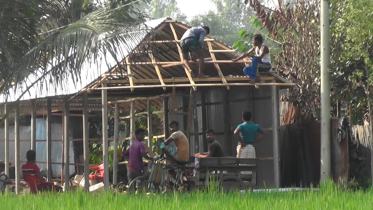স্বাভাবিক জীবনে ফিরছেন পীরগঞ্জের ক্ষতিগ্রস্তরা