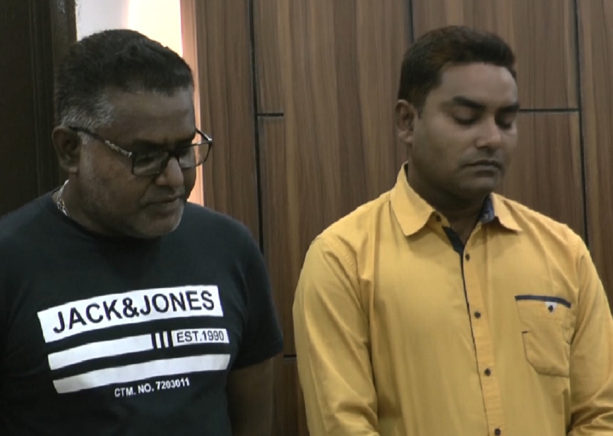 আওয়ামী লীগ নেত্রীর নাম ভাঙিয়ে সরকারি অফিসে চাঁদাবাজি, দুই ভাই আটক