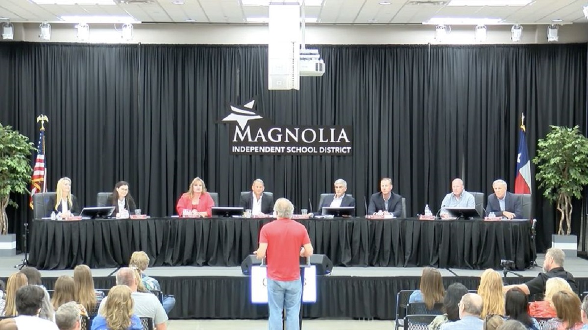 বড় চুল রাখতে না দেয়ায় স্কুলের বিরুদ্ধে মামলা সাত শিক্ষার্থীর!