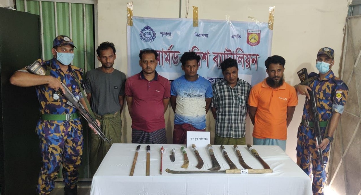 ডাকাতির প্রস্তুতিকালে অস্ত্রসহ আটক ১৪ রোহিঙ্গা