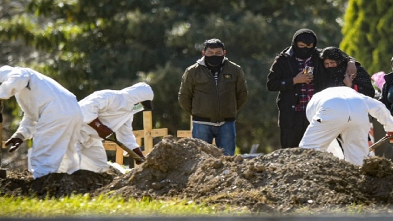 বিশ্বে করোনায় একদিনে আরও প্রায় ৮ হাজারের বেশি মৃত্যু বিশ্বে করোনায় একদিনে আরও প্রায় ৮ হাজারের বেশি মৃত্যু