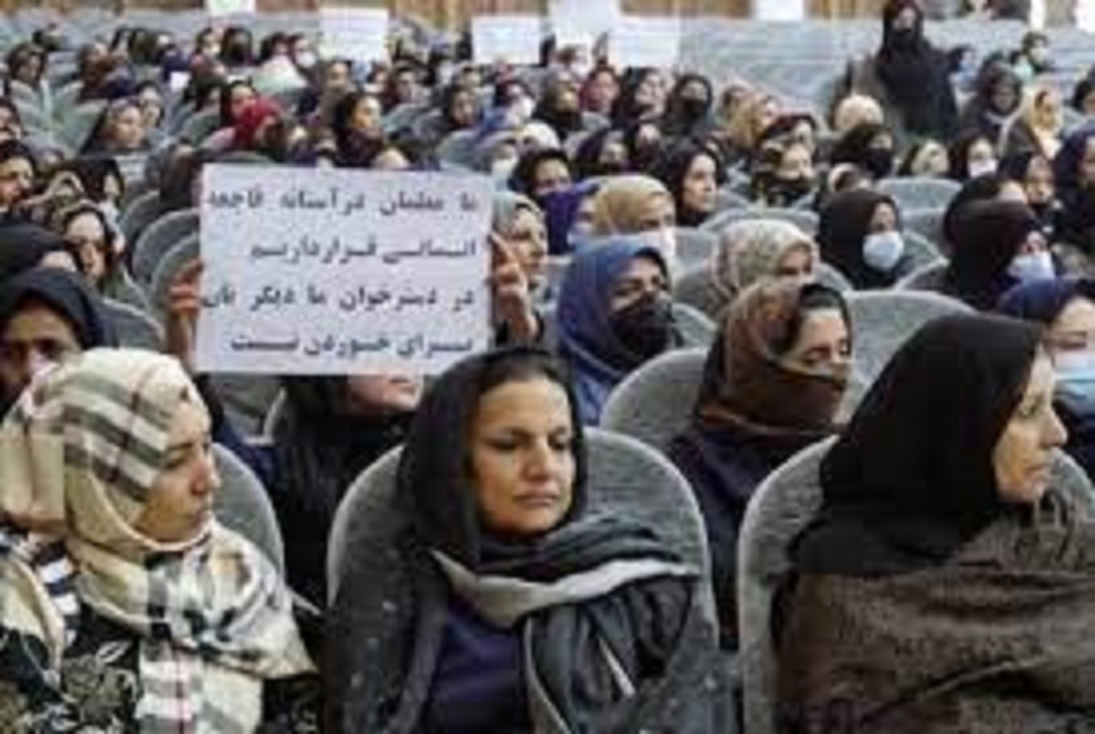 বকেয়া বেতনের দাবিতে আফগানিস্তানে শিক্ষকদের বিক্ষোভ