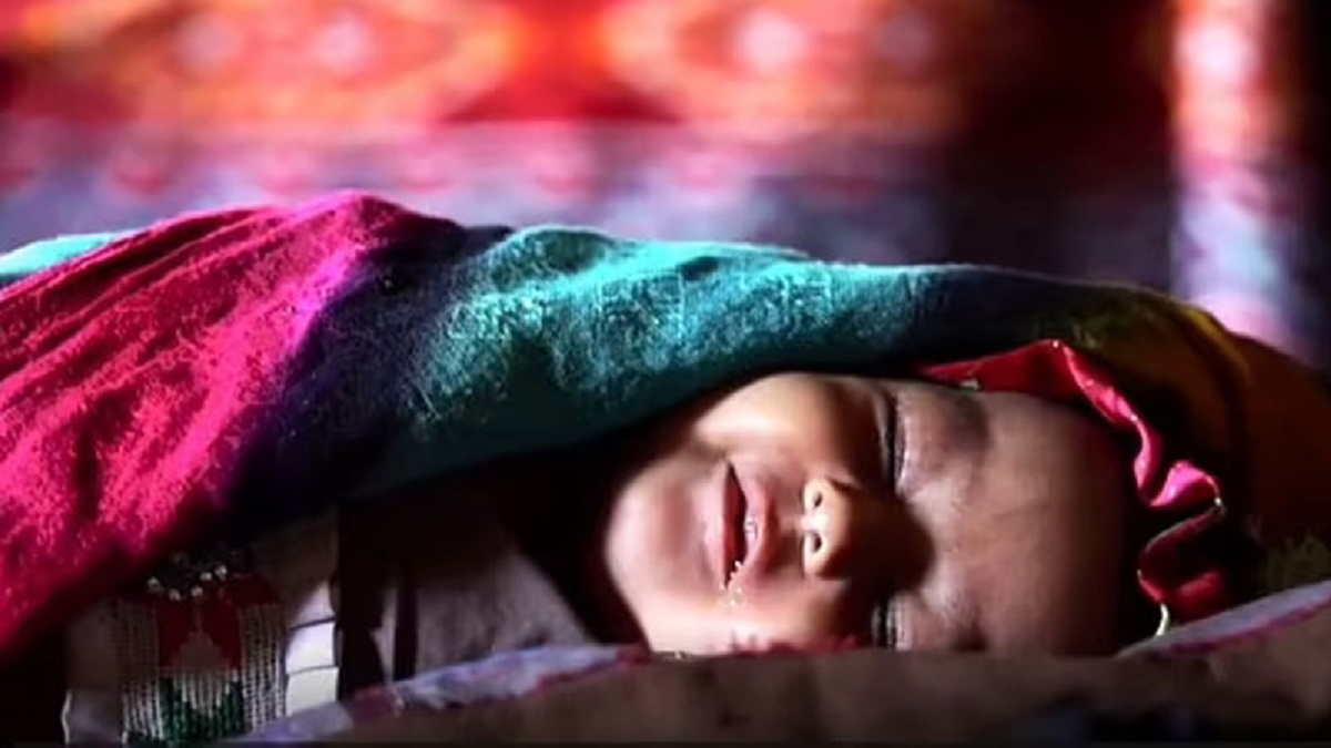 বাকি সন্তানের খাবার যোগাতে আফগানিস্তানে এক সন্তানকে বিক্রি ৫০০ ডলারে!