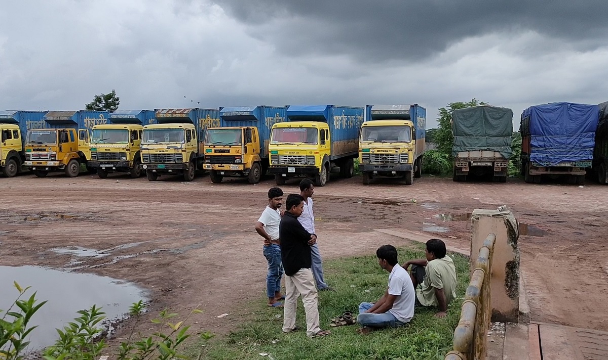 আখাউড়া স্থলবন্দরে অনির্দিষ্টকালের জন্য পণ্য পরিবহন বন্ধ