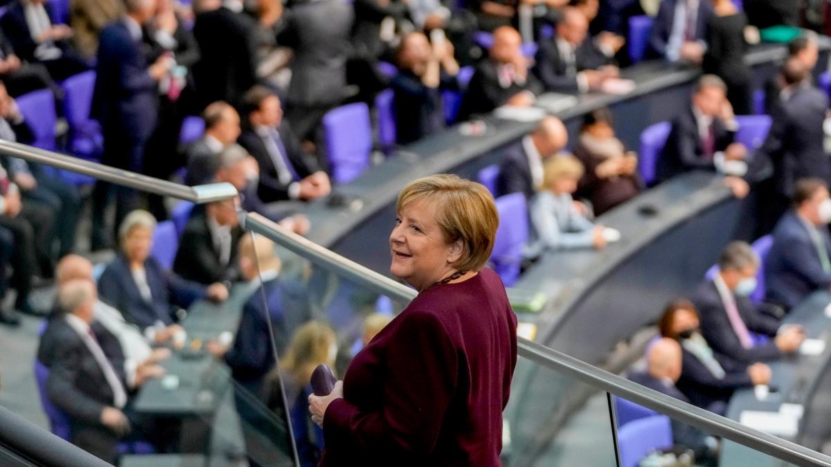 ১৬ বছর পর জার্মানির চ্যান্সেলর পদ থেকে বিদায় নিলেন মার্কেল