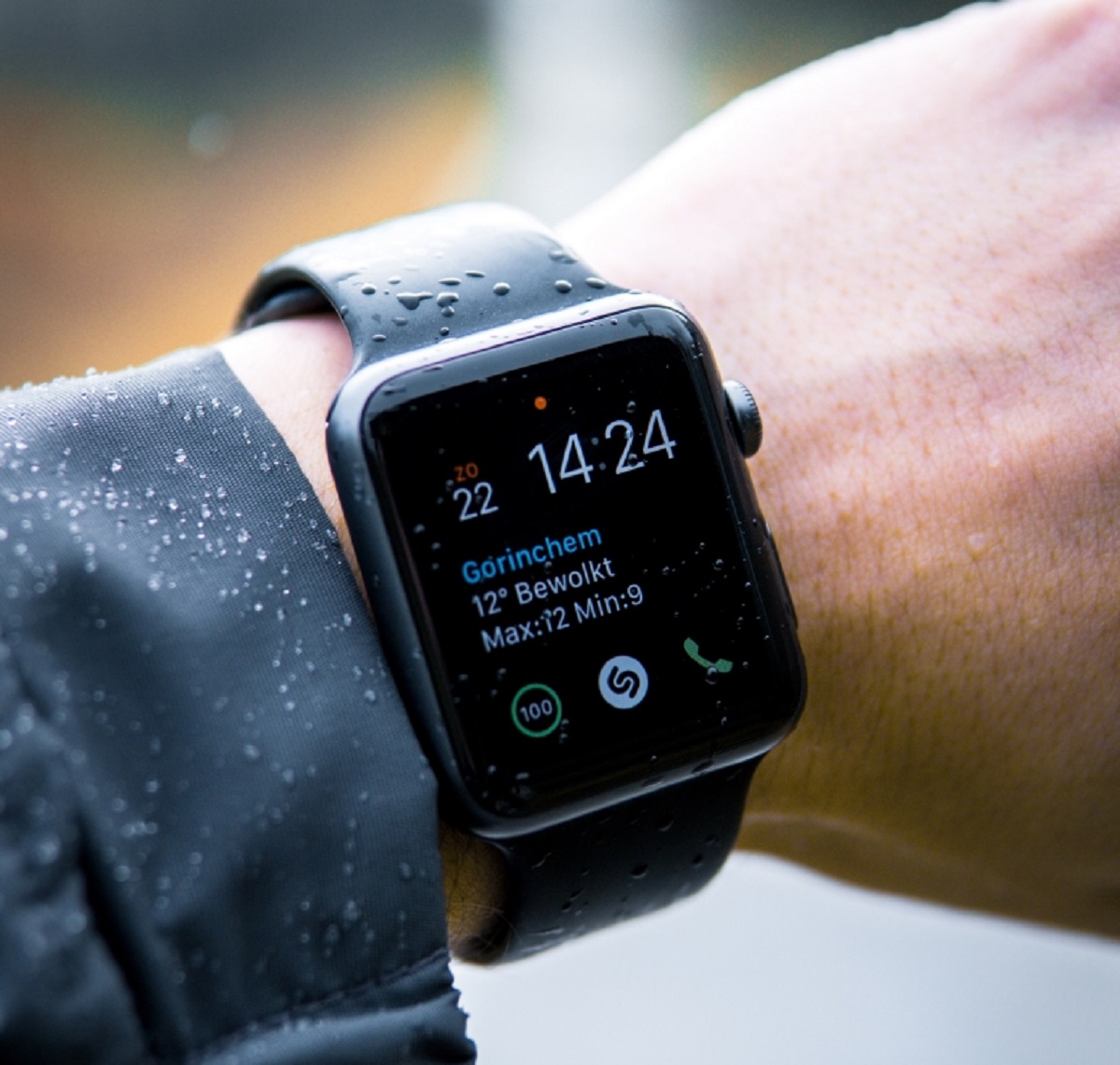 অ্যাম্বুলেন্স ও পরিবারকে বার্তা দিয়ে যুবকের প্রাণ বাঁচালো স্মার্টওয়াচ