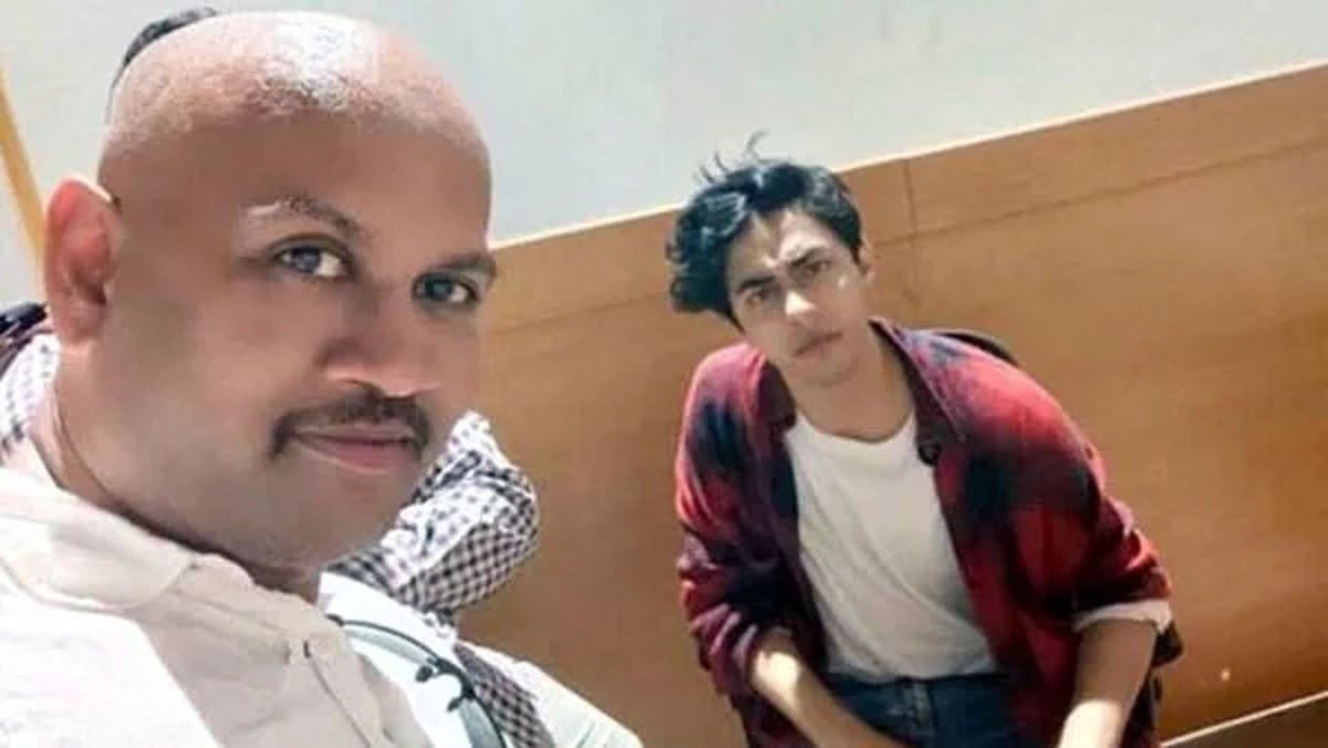 আরিয়ানকে গ্রেফতার করা সেই গোয়েন্দা জালিয়াতি মামলার একজন পলাতক আসামি!