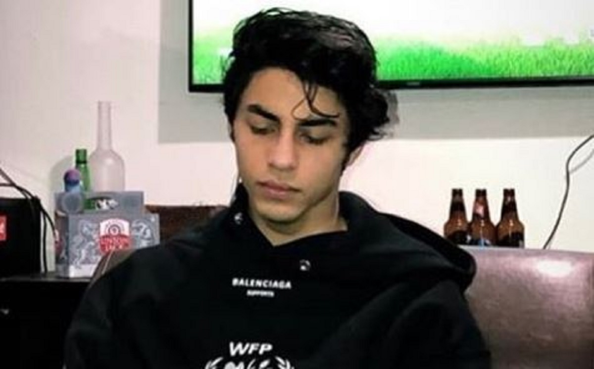 জেলে রাম-সীতার বই পড়েছেন আরিয়ান, বন্দিদের দিলেন আর্থিক সহায়তার প্রতিশ্রুতি