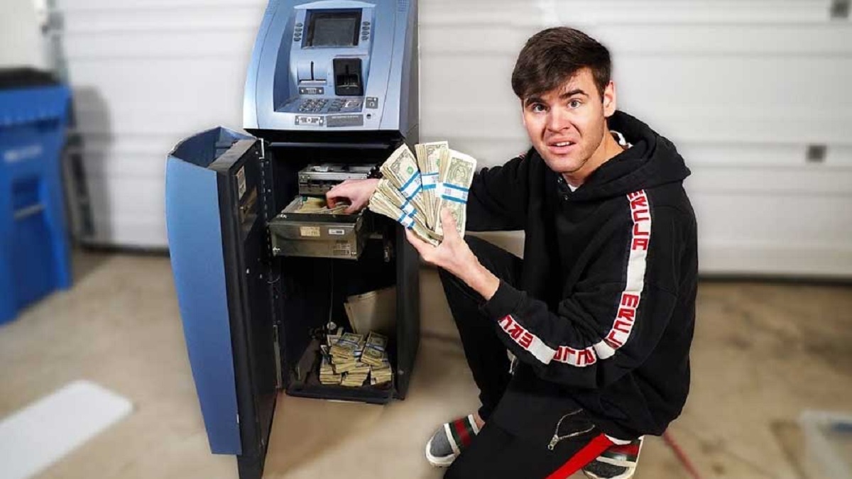 পুরনো এটিএম মেশিন কিনে ভেতরে মিললো লক্ষাধিক টাকা!